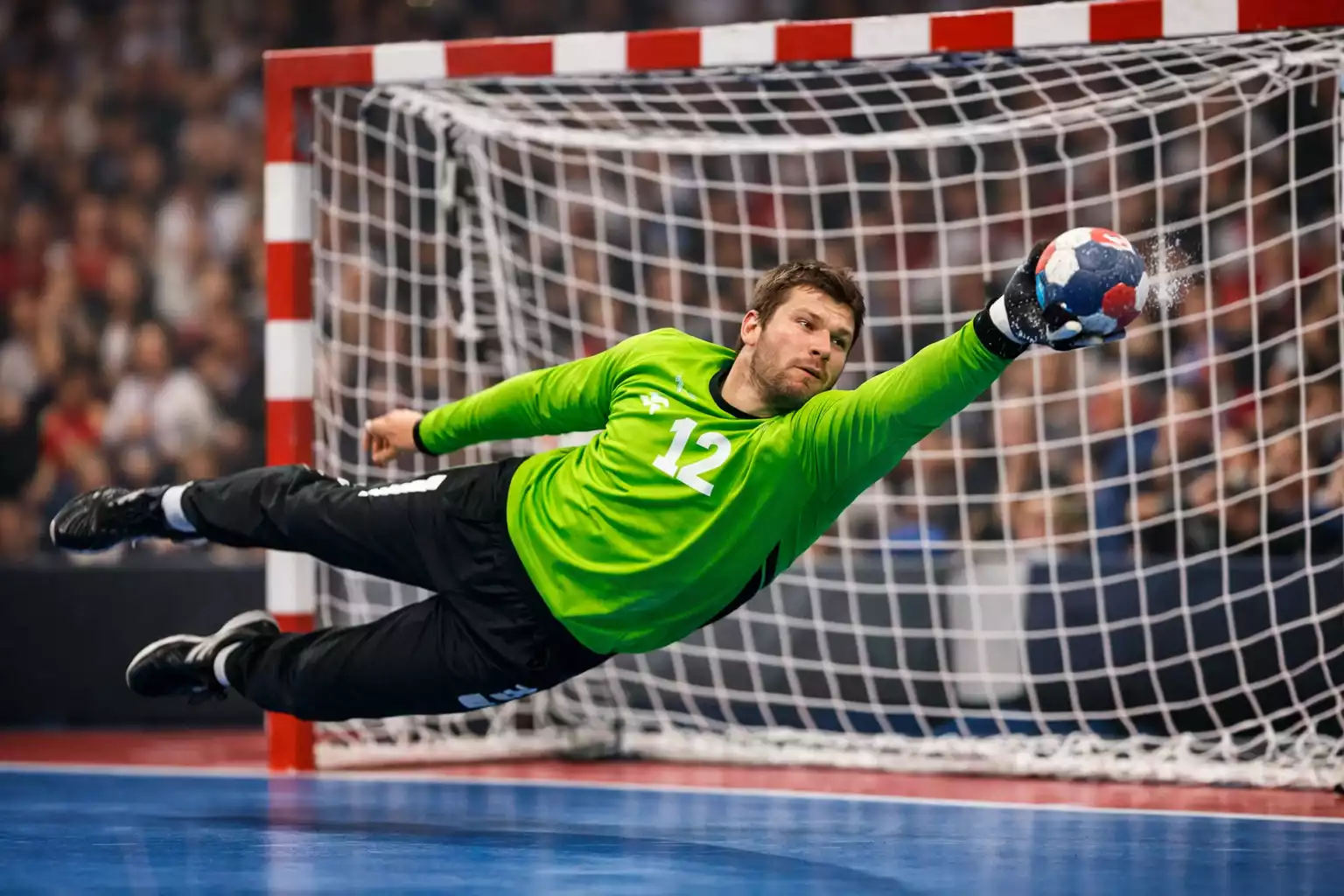 Gardien de handball r&eacute;alisant un arr&ecirc;t d&eacute;cisif