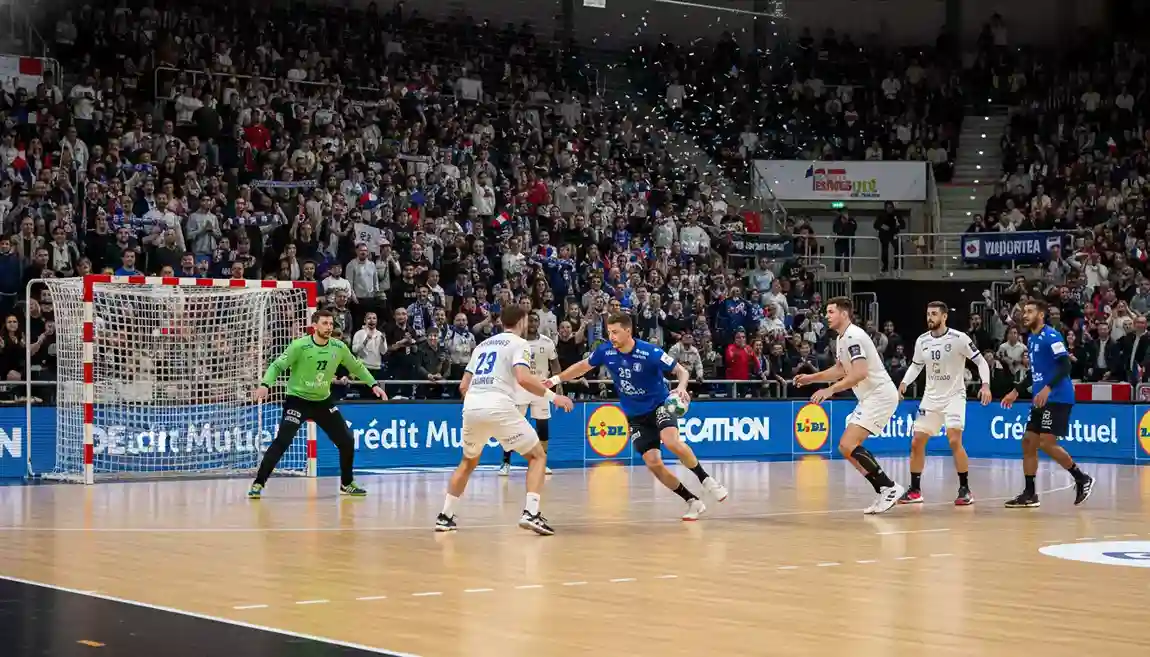 Match de Starligue de handball dans une salle française avec tribune animée